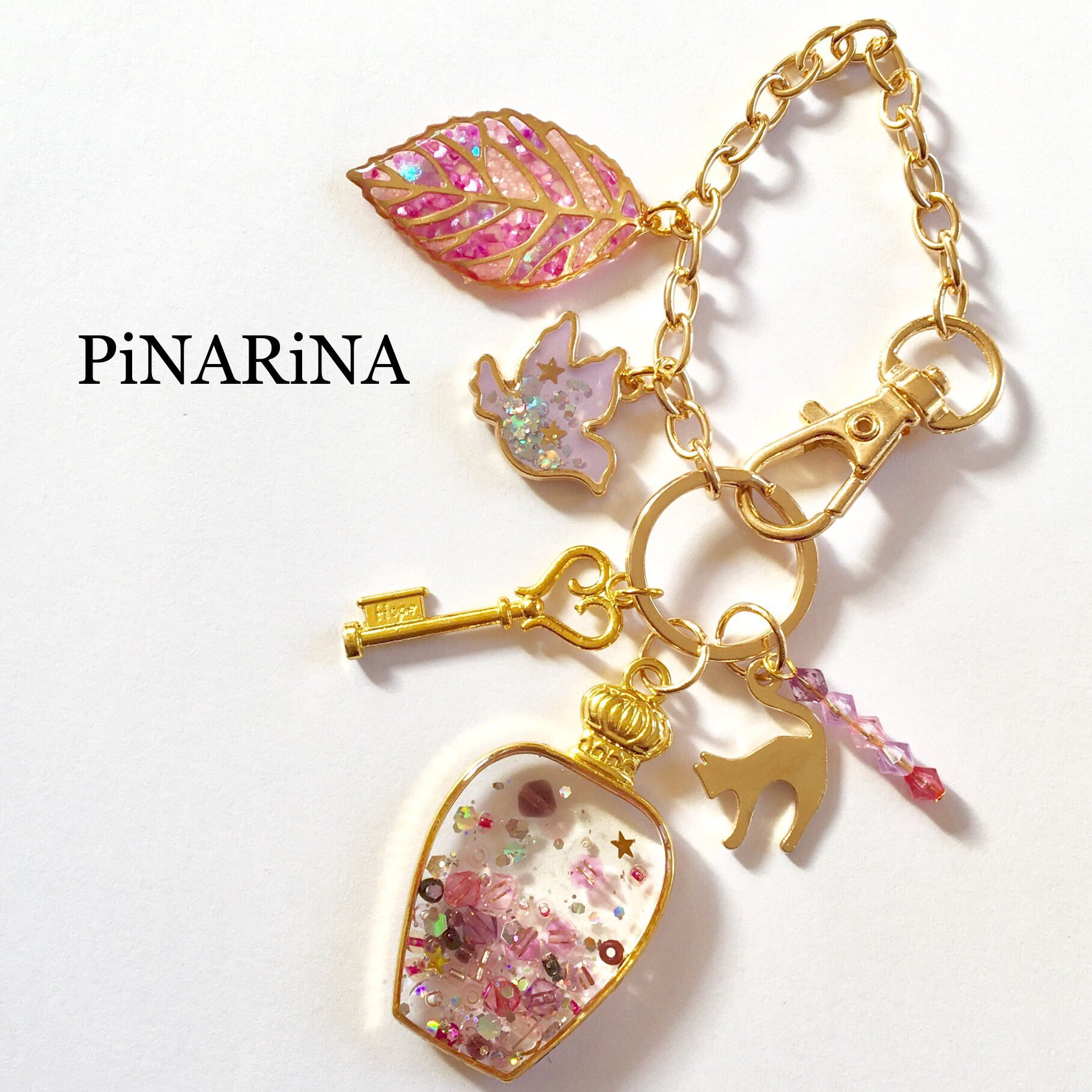 Pinarina ピナリナ 香水瓶のバッグチャーム キラキラ大人かわいいバッグチャーム ピンク ブルー各1点で販売開始します バッグチャーム ハンドメイド ハンドメイドアクセサリー レジン好きな方と繋がりたい レジン アクセサリー