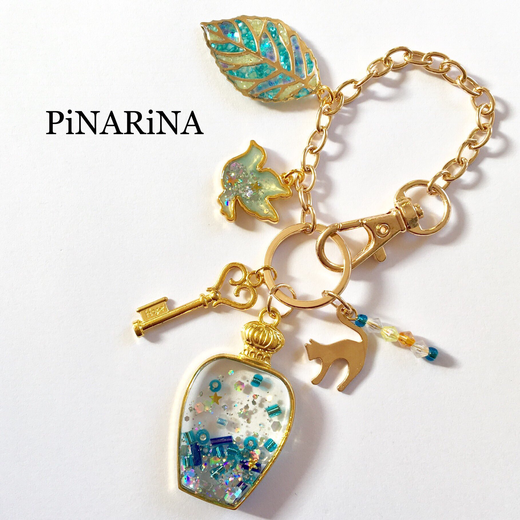 Pinarina ピナリナ 香水瓶のバッグチャーム キラキラ大人かわいいバッグチャーム ピンク ブルー各1点で販売開始します バッグチャーム ハンドメイド ハンドメイドアクセサリー レジン好きな方と繋がりたい レジン アクセサリー