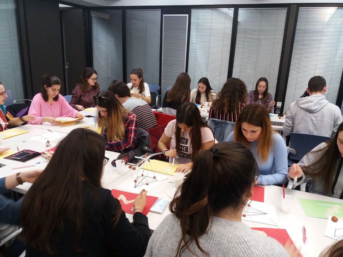 juanccolomer's tweet photo. Alumnes de la @FacMagisteri s'acomiaden dels nostres tallers didàctics a #Escolesimestres, una vegada més gràcies als nostres voluntaris #SergioFerrando i #DavidJimenez @LaNauuv @monfort_manuel https://t.co/5eoaFzxWxO