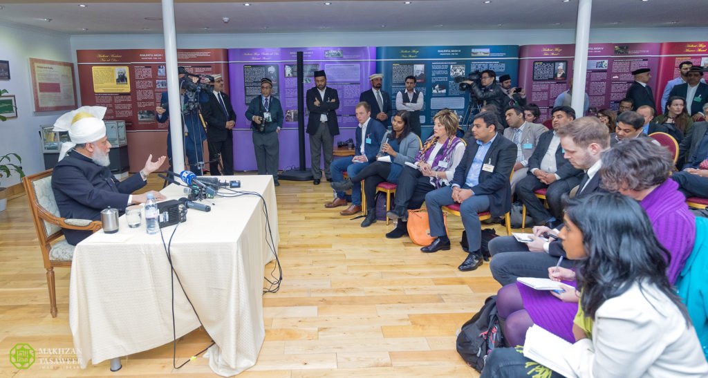 TheTrueIslamUK's tweet photo. #PeaceSymposiumUK on Saturday, 17th of March. ~1000 ppl from different nationalities, faiths &amp; backgrounds expected at #BritainsBiggestMosque in Morden, London. Keynote speech by Worldwide Head and Khalifa of #Ahmadiyya Muslim Community.

DM for media enquiries.

#WednesdayWisdom https://t.co/ZaDTprz8wB