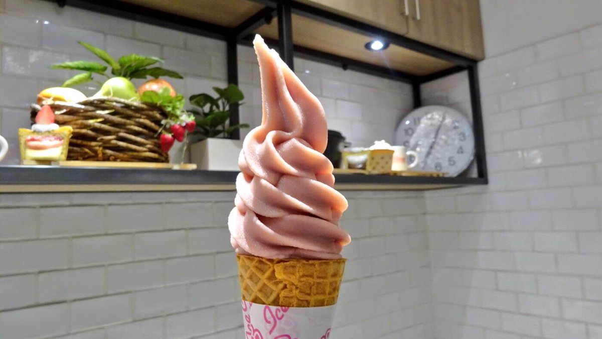 softcream_world's tweet photo. 大手町にある東京えんとつcafeの期間限定あまおう苺のソフトクリーム！

福岡県産あまおう苺ピューレを20%も使ってて苺感満載♪

期間限定なので、やってるうちに必食の美味しいやつ😋

#ソフトクリーム 
#大手町
#イチゴ https://t.co/54EYw7N8l3
