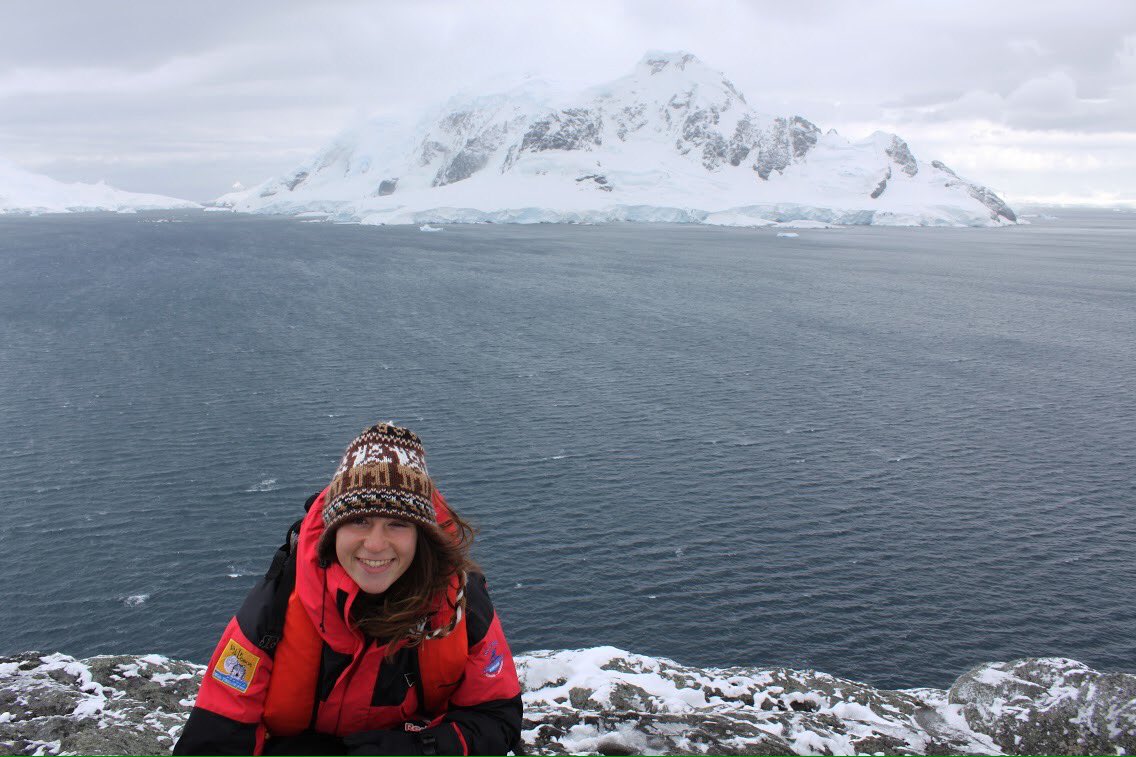 DorisFurcic's tweet photo. 5 jaar terug was ik op #Antarctica, een en al high van de zeeziektepillen, met harde tepels en als je goed kijkt zie je ook dat ik raar ben gaan kijken door de k-k-kou.

#travel #reizen #traveler #Penguins #Storyteller https://t.co/uSdc9hMHsv