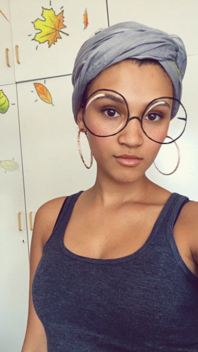 heloise_simone's tweet photo. When you are doing the #NoMakeupMarch challenge but Snapchat is still trying to be relevant 😩😘 and I’m still trying to have people look at me without cringing 💔🤭😂 https://t.co/mvGOtcYDJD