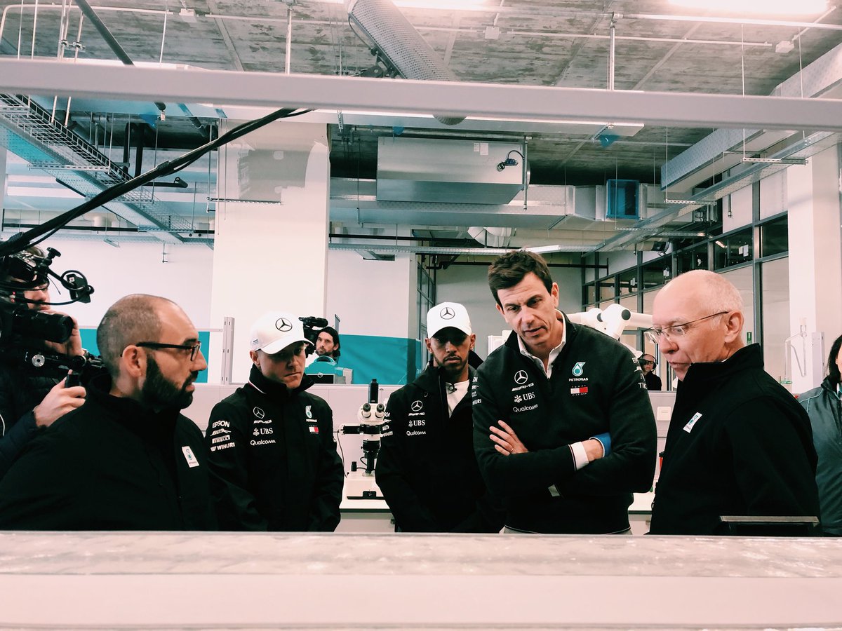 MercedesAMGF1's tweet image. Listen up! 👂 Toto and the boys getting a top lesson in #FluidTechnology from PLI‘s Eric Holthusen