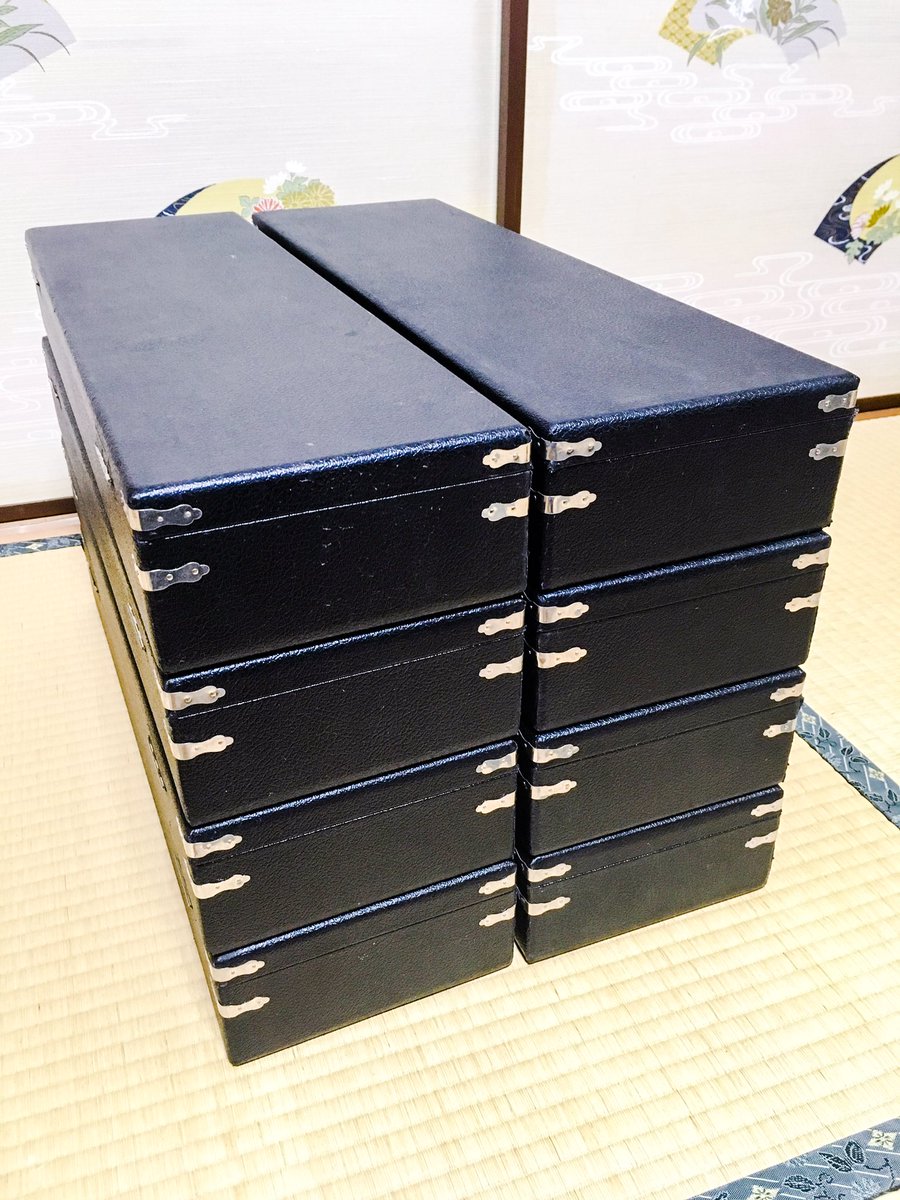PORTER0007's tweet photo. 楽器ケース、玉手箱っぽい。 https://t.co/tpzp0CUlDQ