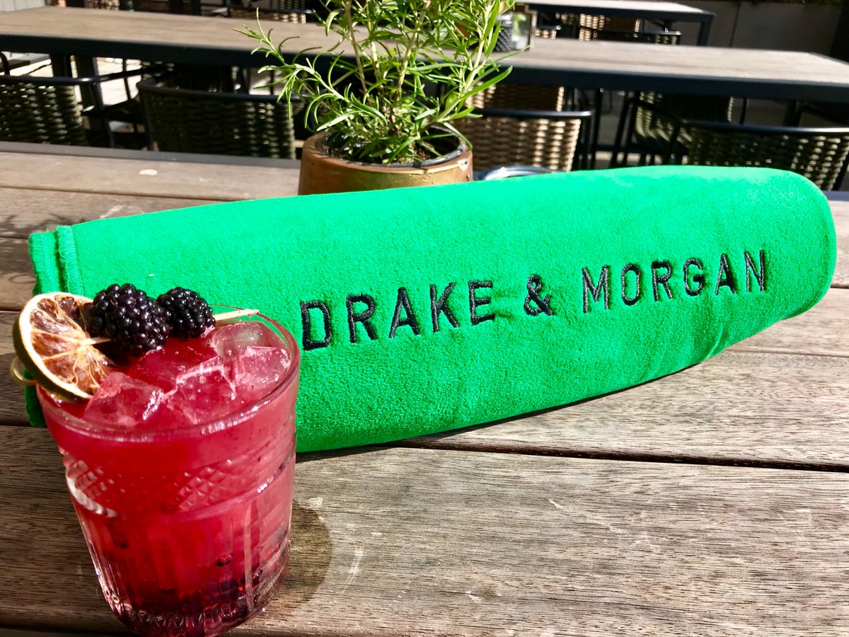 The sun is shining down here on The Quay ☀️ Come and join us for our special ‘Berry Breeze’ cocktail 🍒🍸 Summer is slowly coming!!! #wiq #cocktails #berrysonthequay #summertime