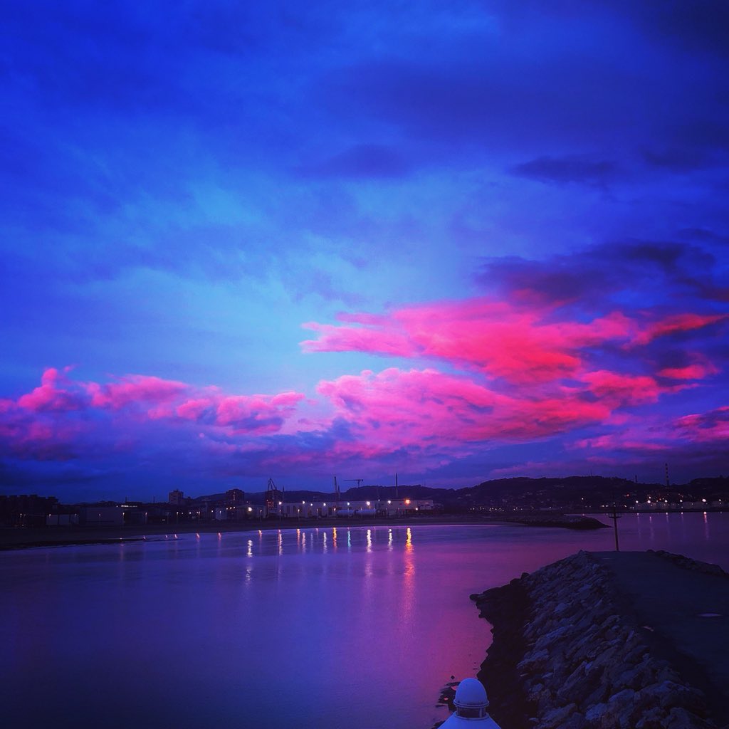 #BuenosDias

Con este espectáculo de color sobre la #PlayaDePoniente #Gijon abrimos hoy nuestro #CentroDeportivo.

Estas vistas son de nuestra #PiscinaDeAguaMarina a 31º

<a href="/GijonTurismo/">Visita Gijón/Xixón</a> ❤️