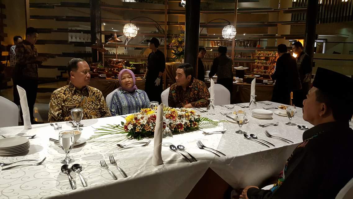 aliahmadpkb's tweet photo. Dinner bersama Menristek Dikti M. Nasir dan Rektor UNIRA kepanjen Malang @hasanabadi999 @UNIRA_Malang https://t.co/m2cRFu0bF8