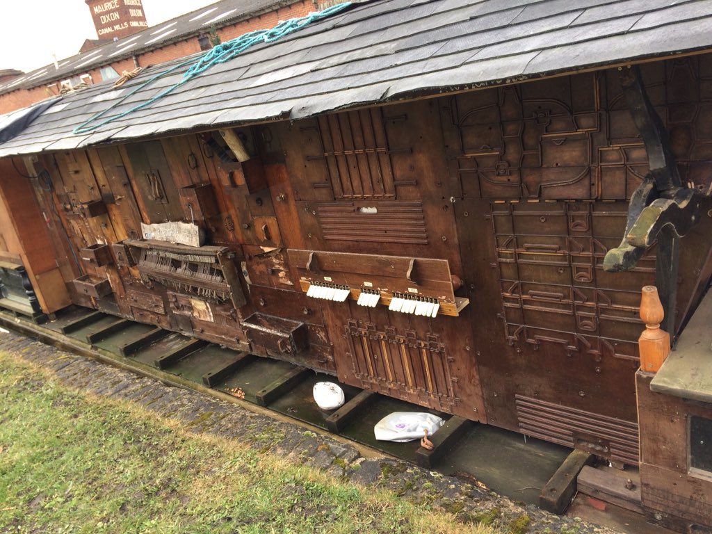 industrialoid's tweet photo. Quite possibly the best canal boat in the world #LeedsBuilt (?) #Leeds https://t.co/Hu16XhGTwn
