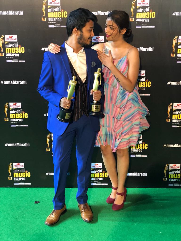 .<a href="/rautrohitshyam/">ROHIT SHYAM RAUT</a> with <a href="/JoglekarJuilee/">Juilee Joglekar</a> at the #MirchiMusicAwards2018 last night as he bags two awards for his nominations 😍
#RadioMirchi #ColorsMarathi #Singers #MusicLovers