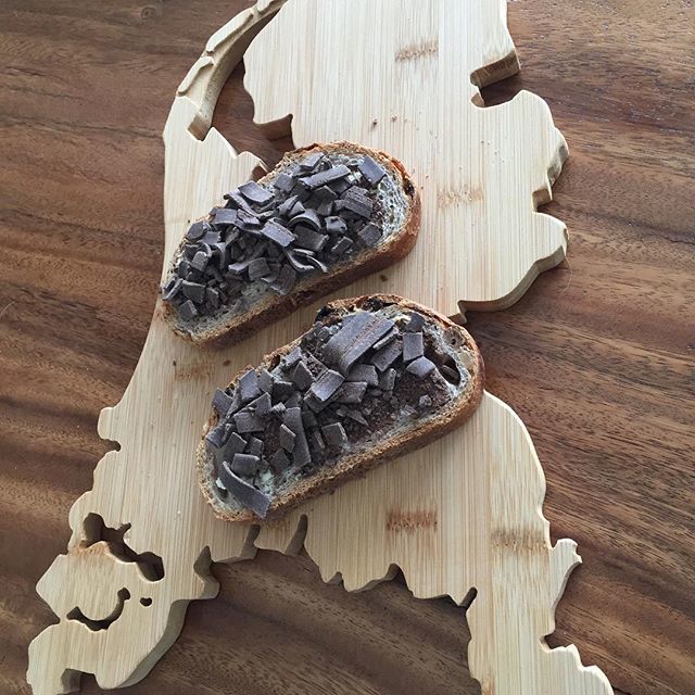 cschungel's tweet photo. โGoing Dutchโ #ontbijt #typisch #nederlands #dutch #dutchbreakfast #reading #lezen #vrijetijd #ilovelife #ontspannen #relaxing #goodreads #theeye #deruyter #chocoladevlokken #chocolade #boterhammetje https://t.co/RAJyIfxNJC