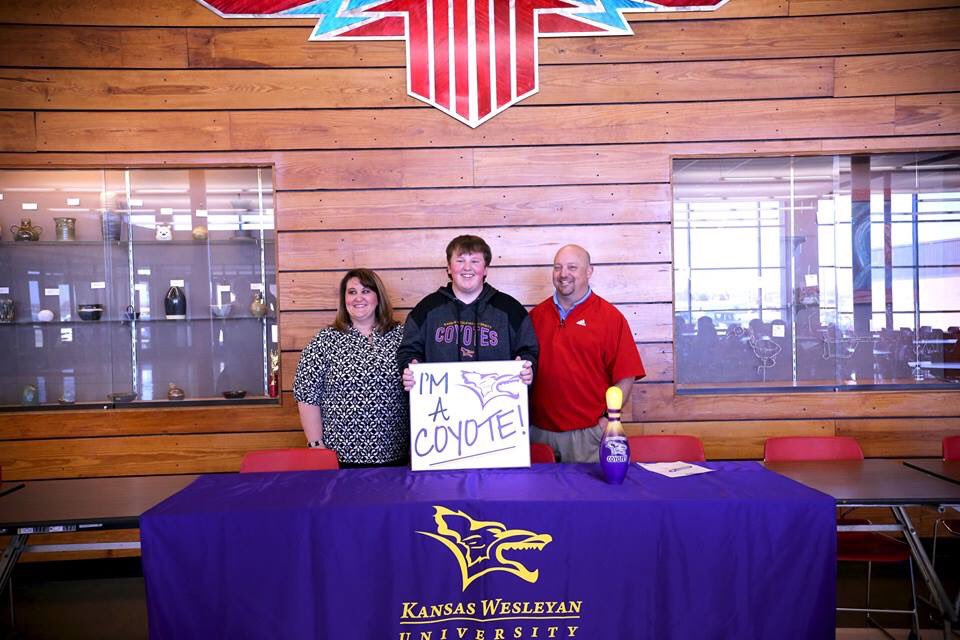 KWU_bowling's tweet photo. 🚨New Coyote Alert🚨 

Welcome Nathan Mercer from Topeka, KS! He signed his letter of intent for the 2018 season! 🐺🎳 Congratulations! #WelcometothePack #BowlYotes https://t.co/8mMYOl0CiH
