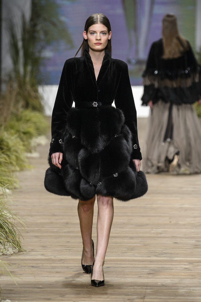 InfurMagazine's tweet image. The Wonderful FW18 World of #Pajaro
   
#infurmagazine #furstagram #fashiontrends #luxuryfur #fur  #fashionaddict #womensfashion #trends #stylishwomen #fw18 #loveit #photography #photooftheday #portrait #photoshoot #photog #black #mink #sable #chic #catwalk #milanfashionweek