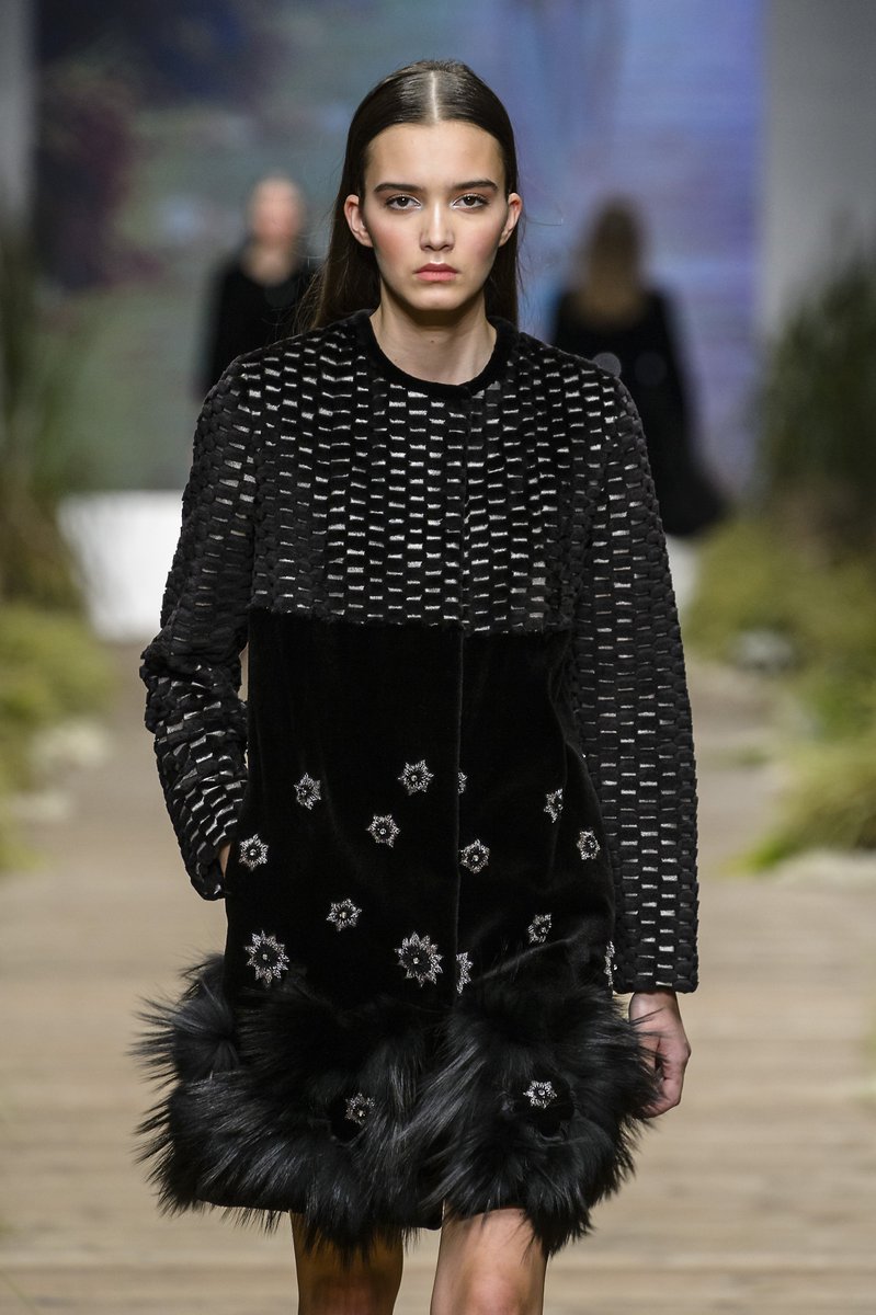 InfurMagazine's tweet image. The Wonderful FW18 World of #Pajaro
   
#infurmagazine #furstagram #fashiontrends #luxuryfur #fur  #fashionaddict #womensfashion #trends #stylishwomen #fw18 #loveit #photography #photooftheday #portrait #photoshoot #photog #black #mink #sable #chic #catwalk #milanfashionweek