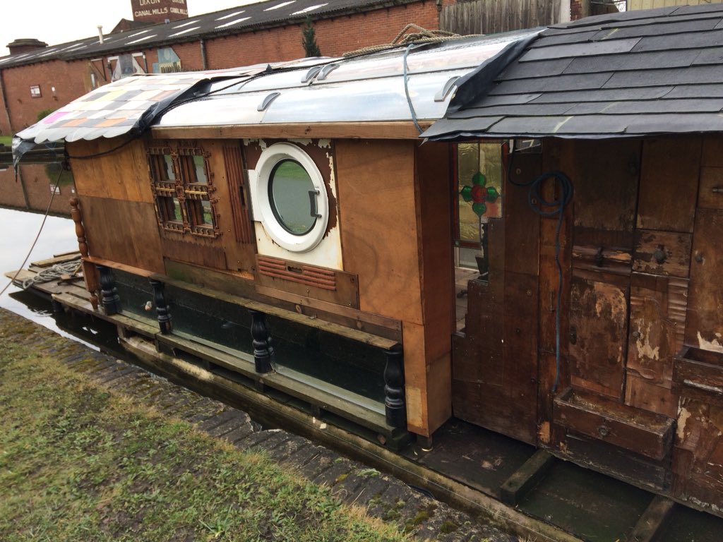 industrialoid's tweet photo. Quite possibly the best canal boat in the world #LeedsBuilt (?) #Leeds https://t.co/Hu16XhGTwn