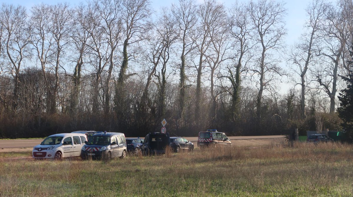 Midilibre's tweet photo. #Gard : intervention en cours des gendarmes dans un campement du #Cailar https://t.co/mEZoCf4swB https://t.co/KKnu79uUM5
