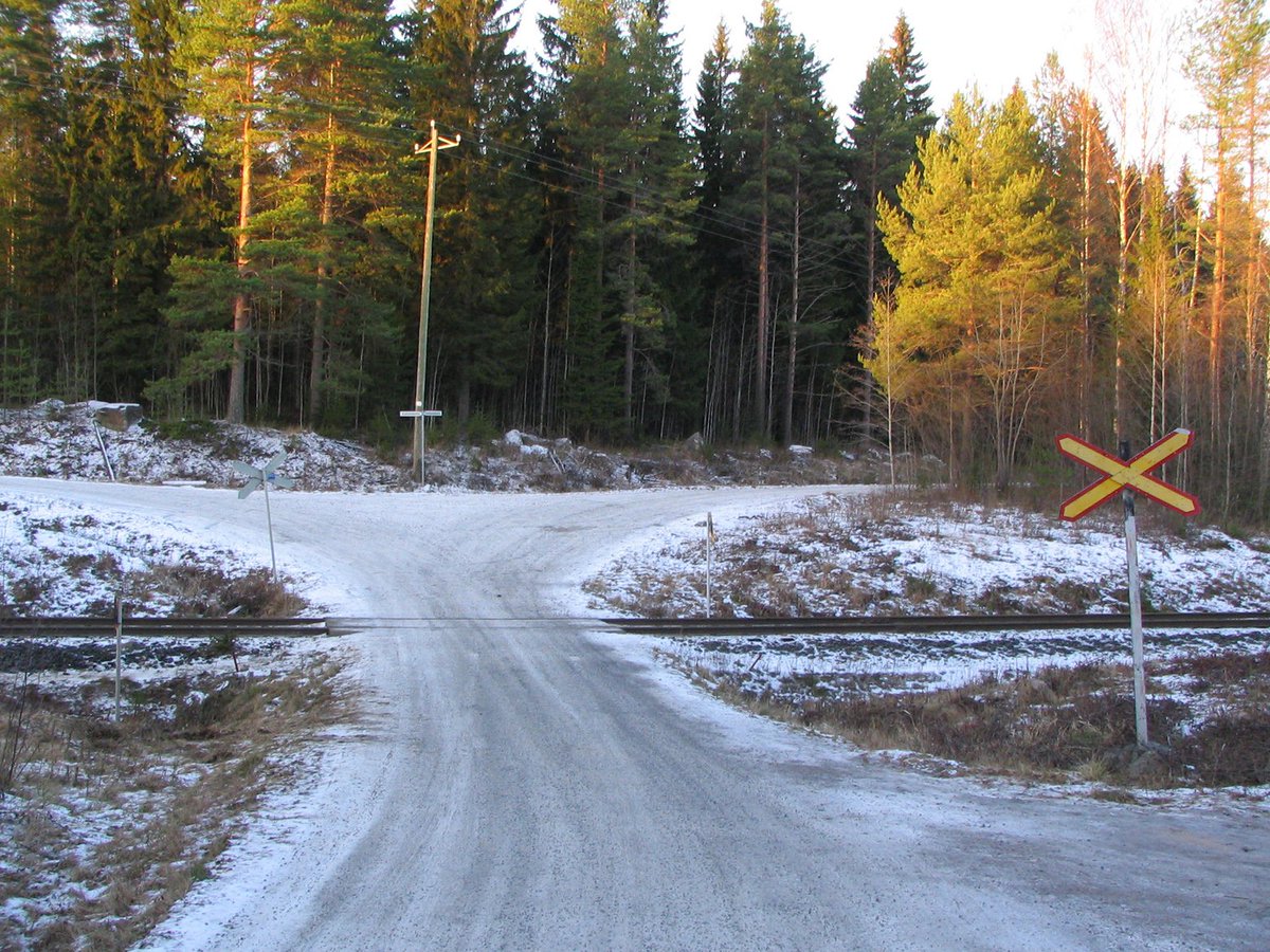 vaylafi's tweet photo. Liikenneviraston tasoristeyksien turvallisuuden parantamisohjelma sisältää 65 tasoristeyksen listan - toimenpiteet käyntiin heti #tasoristeys #turvallisuus #junaeiväistä https://t.co/03gBzgyrzV https://t.co/BZbJE09hqm