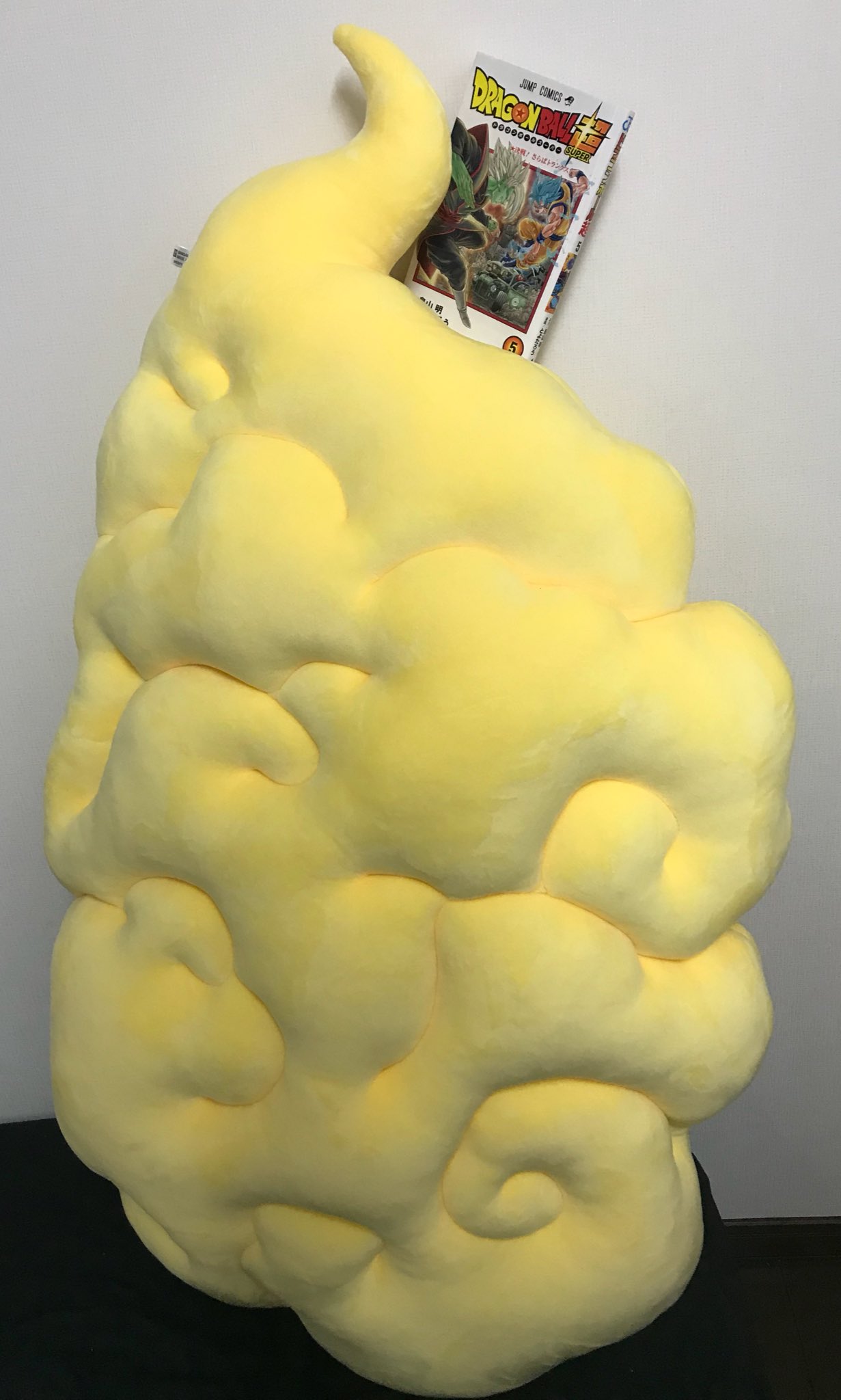 とよたろう Twitterissa ノリで買った筋斗雲クッションが届いた 想像よりデカくて重い これどう使うのが正解なんだ T Co 9fzk7cbag1 Twitter