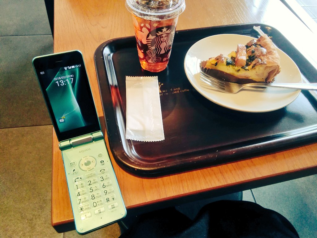 忍足みかん エッセイ発売中 On Twitter スマホ依存な私 23才 がガラケーに出戻った話 エッセイ エブリスタ Https T Co Nwz7bbu8ox 今買えるガラケー ガラホ について来週更新予定です ガラホ ガラケー スマホ スマホ依存 スマホ老眼 視力