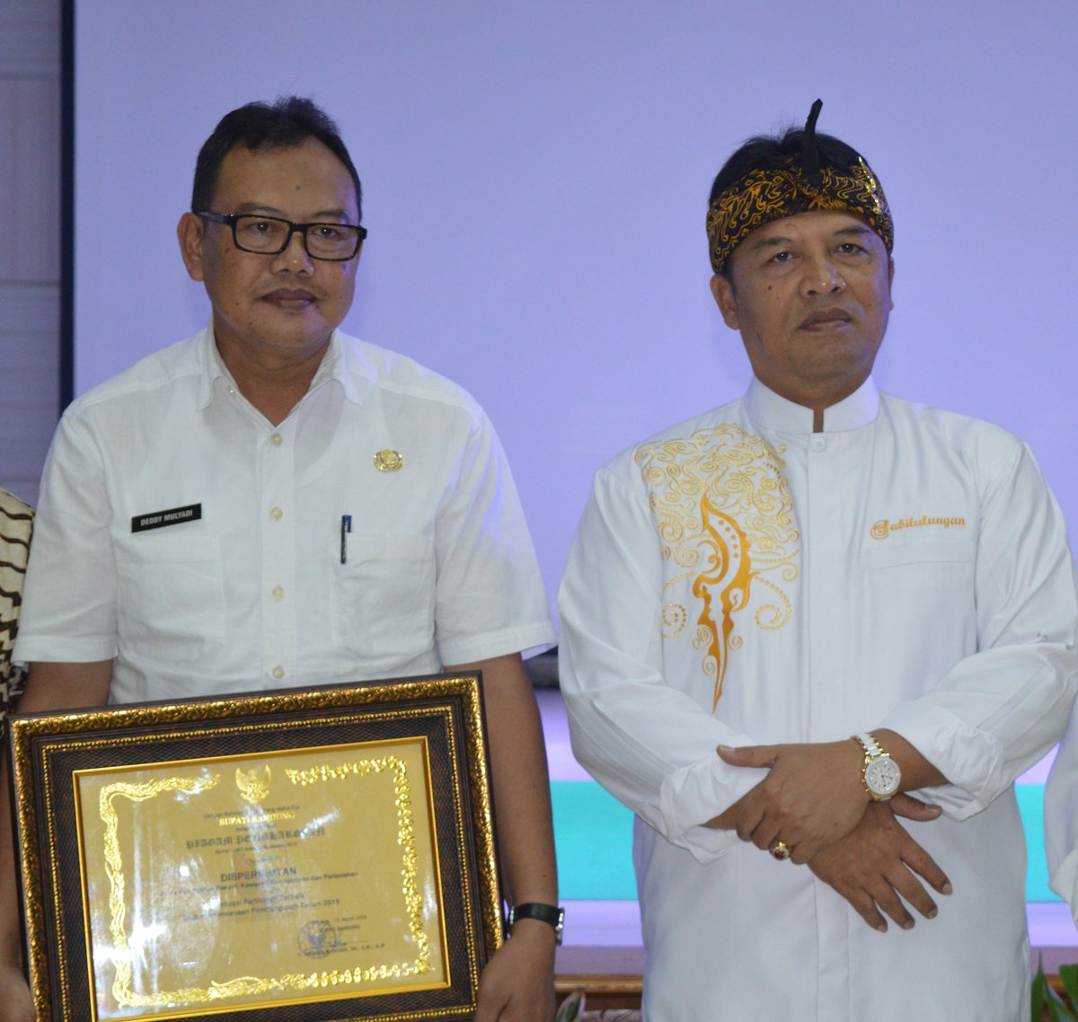 Bapak Bupati Bandung H. Dadang M. Naser, SH., S.IP., M.IP memberikan penghargaan kepada Dinas Perumahan Rakyat Kawasan Permukiman dan Pertanahan sebagai partisipan terbaik dalam Perencanaan Pembangunan Tahun 2019 #SalamSabilulungan #1403
