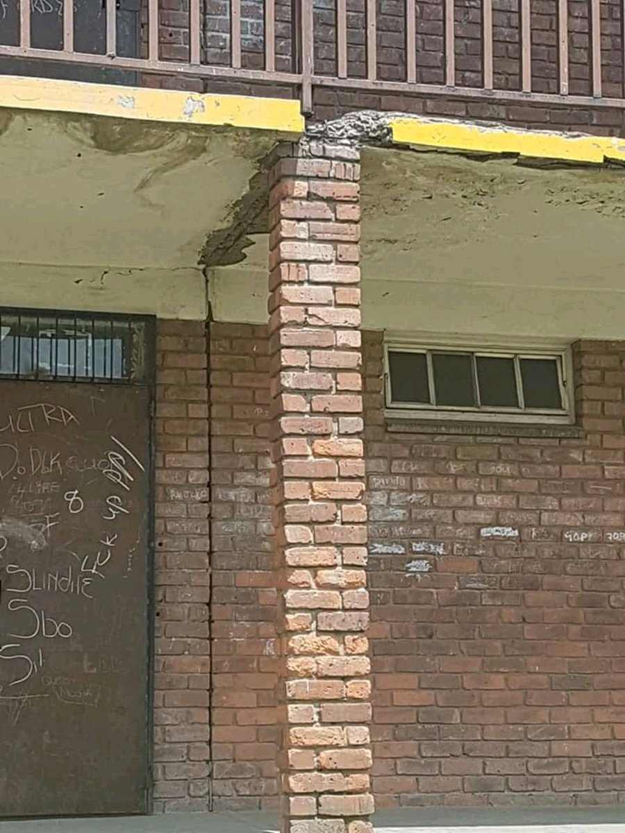 AdvoBarryRoux's tweet photo. This is the situation that has caused Lindile High school in Ermelo Mpumalanga to be shut down by health inspectors, those in charge are not doing anything while children have not been able to go to school for more than 2 weeks now. https://t.co/3meOiMEiCd