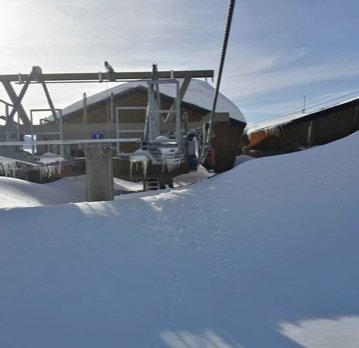 EoeSierraNevada's tweet photo. ¡Brutal!
Ayer por la tarde, el equipo de pistas tomaba éstas impactantes imágenes de la estación inferior del Telesilla de La Laguna.
Los espesores acumulados éstos días dejan un remonte al que la nieve le ha ganado todo el terreno.
-
-
-
-
-
-
📷 V. Torrecillas https://t.co/dEmsTOOF2J