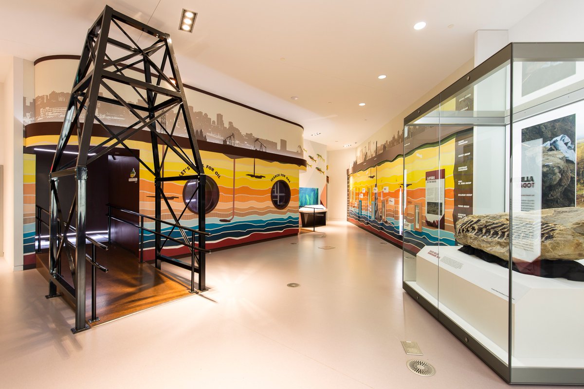 cnl_showcases's tweet photo. Yesterday was Philip J Currie's birthday! So this week's #MidWeekMuseum just HAD to be dedicated to the incredible paleontologist and the showcases we created for the @CurrieMuseum

#PhilipJCurrie #Birthday #CurrieDinosaurMuseum https://t.co/7GyCL3AcOb