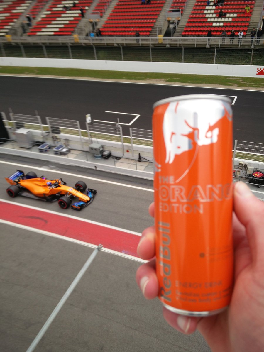 Julien_F1's tweet photo. Pretty close.. @McLarenF1 @redbull @redbullracing #F1Testing #papaya #orange https://t.co/Dyii4UvgqW