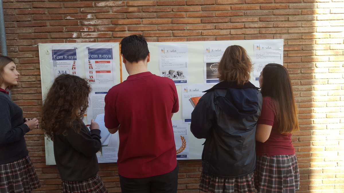 colegiosilbcn's tweet photo. Els alumnes de 4t ESO intrigats pel què saben els altres alumnes #PiDaySIL #MatemáticasSIL #SecundàriaSIL https://t.co/mXcsH4dcoW