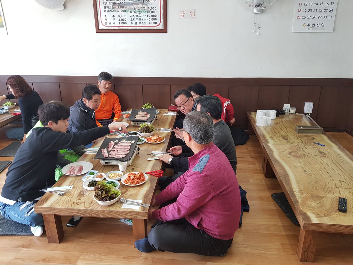 태평3동은 18.3.14.(수) 12시, 관내 식당에서 가로청소 환경미화원들과 간담회 및 점심을 하였습니다. 매일 수 킬로에 달하는 대로변을 청소하시는 환경미화원분들의 노고를 격려하고, 애로사항 청취 및 협조방안 모색 등의 시간을 가졌습니다. 늘 감사드리며, 자주 소통하도록 하겠습니다.

#성남시