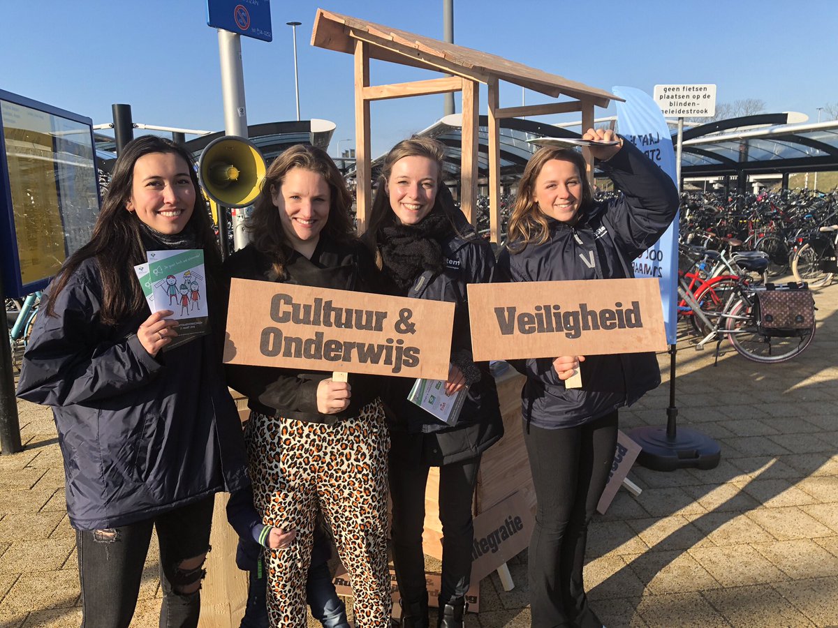 De #teylingenstemt campagne is vandaag actief op station Sassenheim. Dit om jongeren te informeren over de verkiezingen en en bewust  te maken van de impact van hun stem. Met mooi weer en veel aanloop van jongeren bij het team van soapbox.nl
