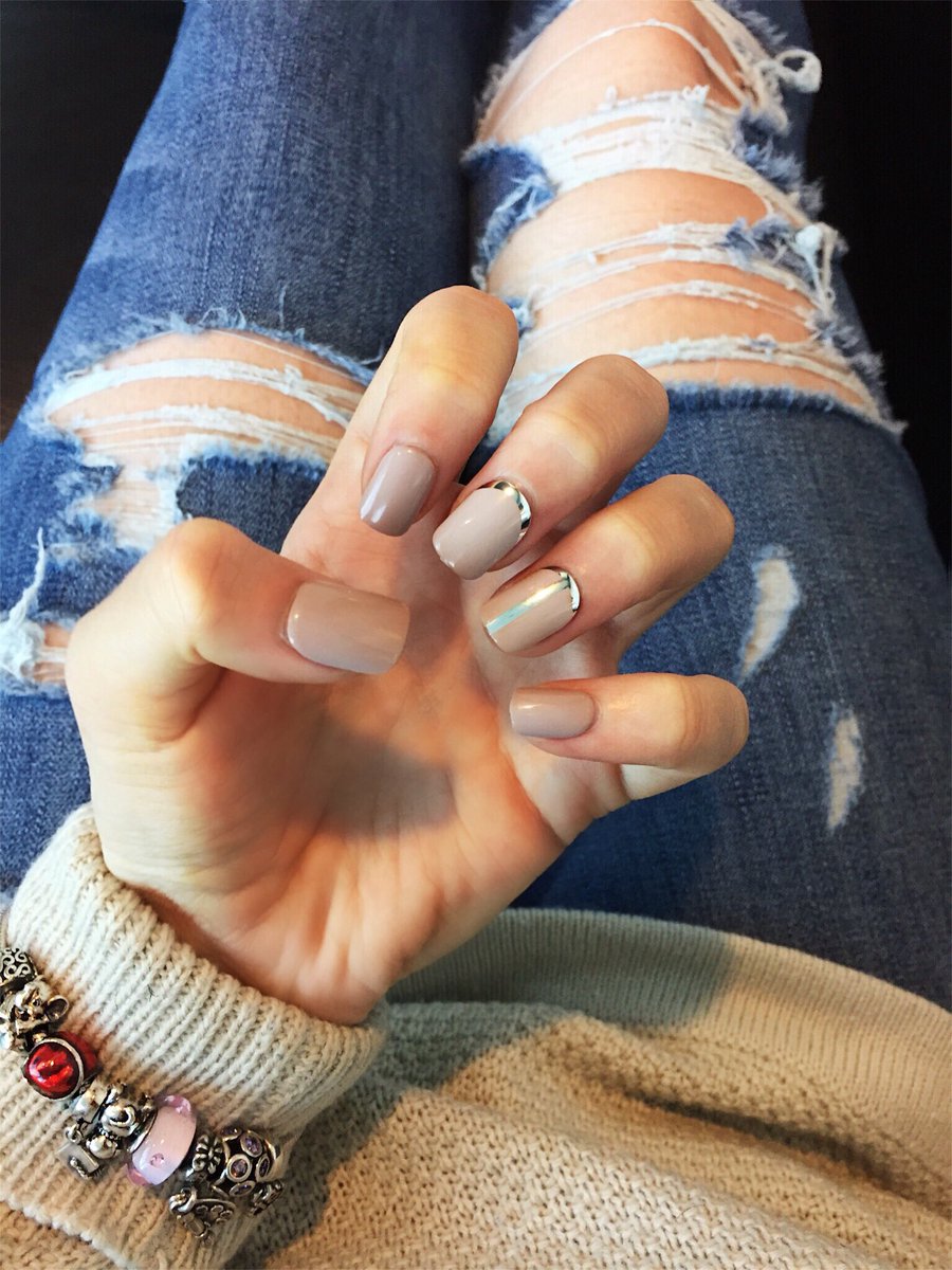 ashleexoxo83's tweet photo. Nude + Chrome Sliver 🍂💅🏼 https://t.co/e125LttHvi