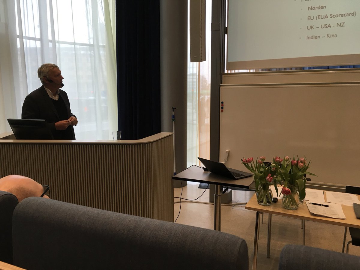 SigbrittK's tweet photo. Andrew Casson, Högskolan Dalarna, ger en introduktion till diskussion om lärosätenas självständighet. Många aspekter från ekonomisk trygghet till skyddandet av akademisk frihet i utbildning och forskning  @KTHuniversity https://t.co/VuBoEWDMGl