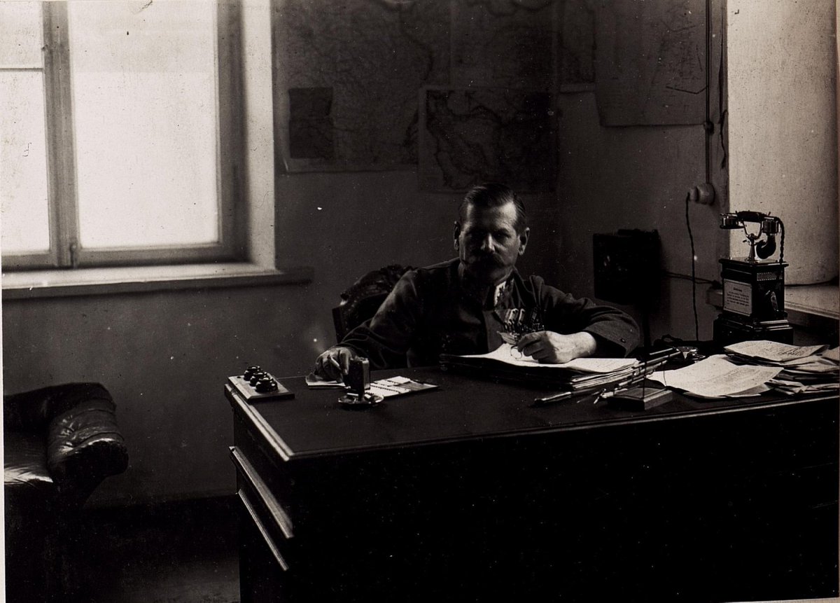 PikeGrey1418's tweet photo. 14 March 1918 - 100 years ago today: A look into the office of the Austro-Hungarian Fourth Army's telephone communications officer, Colonel Müller.
#PikeGrey #WW1OnThisDay #WW1 #FWW #GreatWar #OTD #OnThisDay #ThisDayInHistory #History #AustriaHungary #Communications https://t.co/HhNzH8GJhb