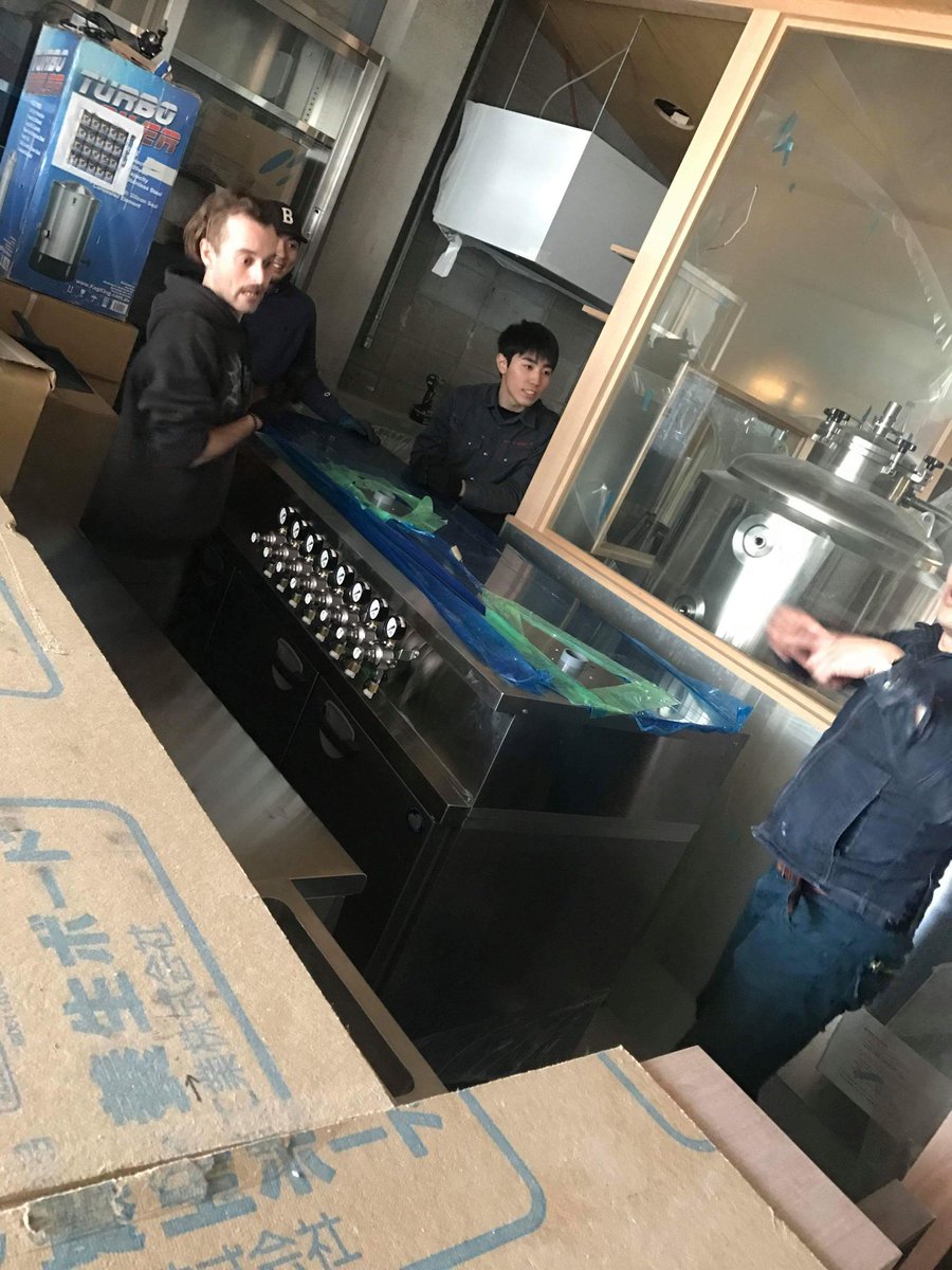 KyotoBeerLab's tweet photo. Custom made fridge in!! One step closer to frosty frothies!!! 

特注冷蔵庫は店に到着！！一歩ずつ進んでまっせ！

#クラフトビール #地ビール#ビール #京都ビアラボ　#京都 #beer #craftbeer #localbrewery #beertower #kyotobeerlab #kyoto https://t.co/azq4ifqEi4