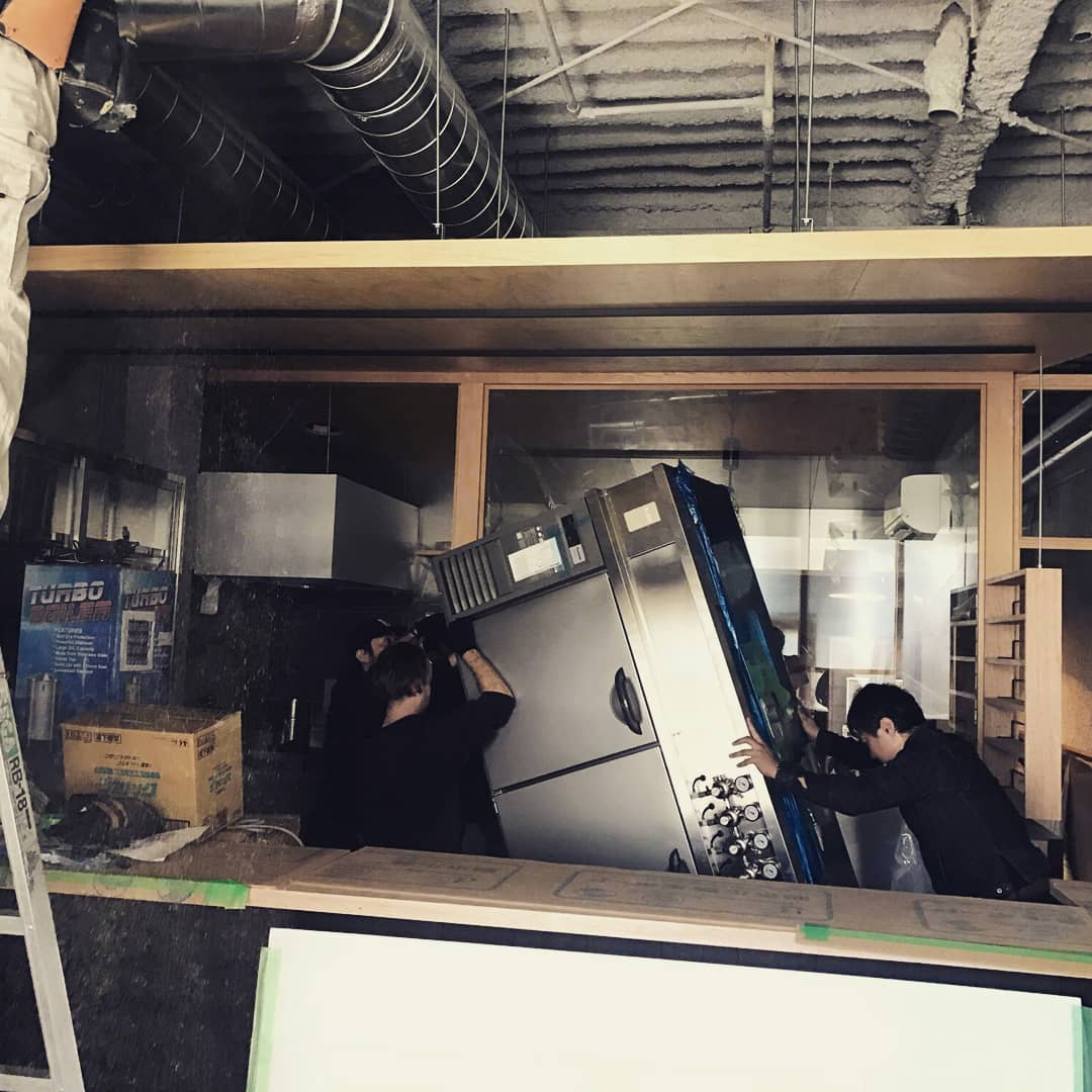 KyotoBeerLab's tweet photo. Custom made fridge in!! One step closer to frosty frothies!!! 

特注冷蔵庫は店に到着！！一歩ずつ進んでまっせ！

#クラフトビール #地ビール#ビール #京都ビアラボ　#京都 #beer #craftbeer #localbrewery #beertower #kyotobeerlab #kyoto https://t.co/azq4ifqEi4