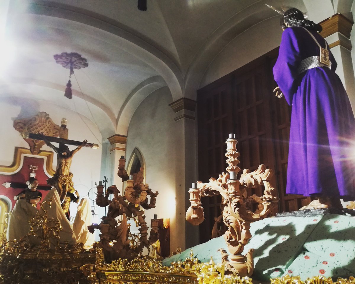 Ya se encuentran nuestros Sagrados Titulares Cristíferos en sus pasos de salida a la espera de Nuestra Bendita Madre de Los Remedios y de San Juan Evangelista.
Se acerca el sueño de un nuevo Martes Santo ...