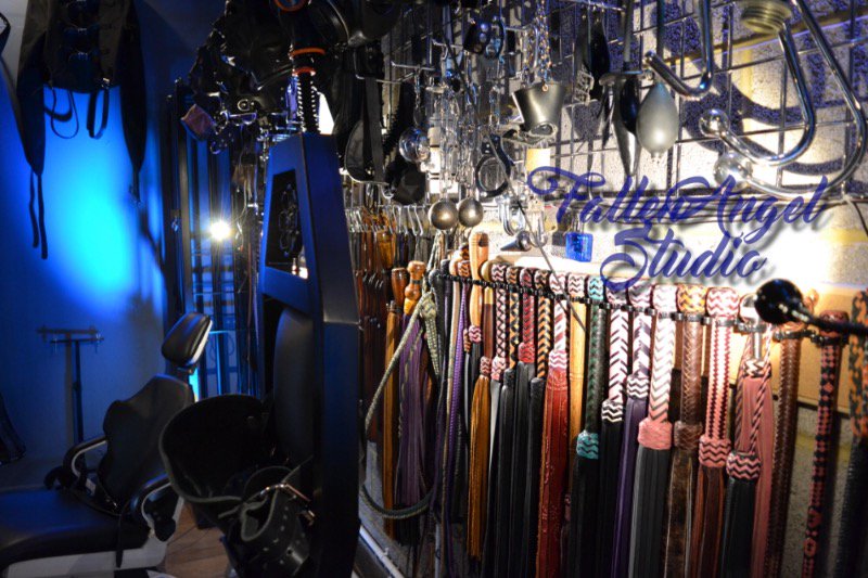 DominaSara's tweet photo. ESSENTIA WHIPS ... #WHIPMAKER OF THE FINEST IN IMPACT WHIPS &amp; PLAITED TOYS &amp; FLOGGERS - A CRAFTSMAN IN MY OPINION - HANDCRAFTED AND EXQUISITE @Forcefulcontact #WHIPS #FLOGGERS ADORNING THE WALLS OF @DungeonHire FALLEN ANGEL STUDIO

https://t.co/PgZHdVoydc https://t.co/yj6cP4vRxt https://t.co/2W8ySGX3ht