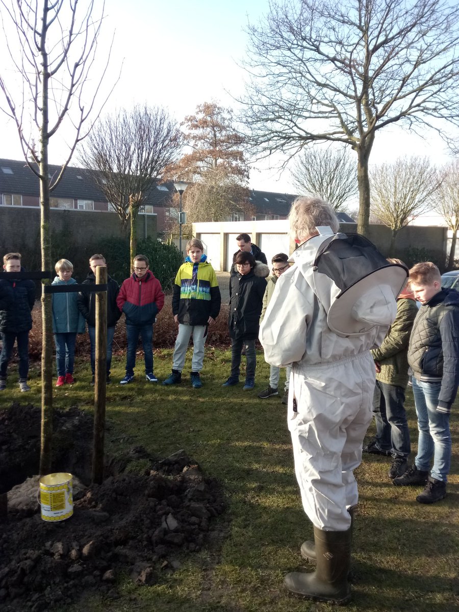 vincentveen's tweet photo. Op deze zonnige #boomfeestdag in @Gemeente_Veere een linde geplant met leerlingen basisschool de Golfslag en @Chris__Maas ter ere van 100 jaar @NBV_imkers op Walcheren https://t.co/OdxGP6dxwo