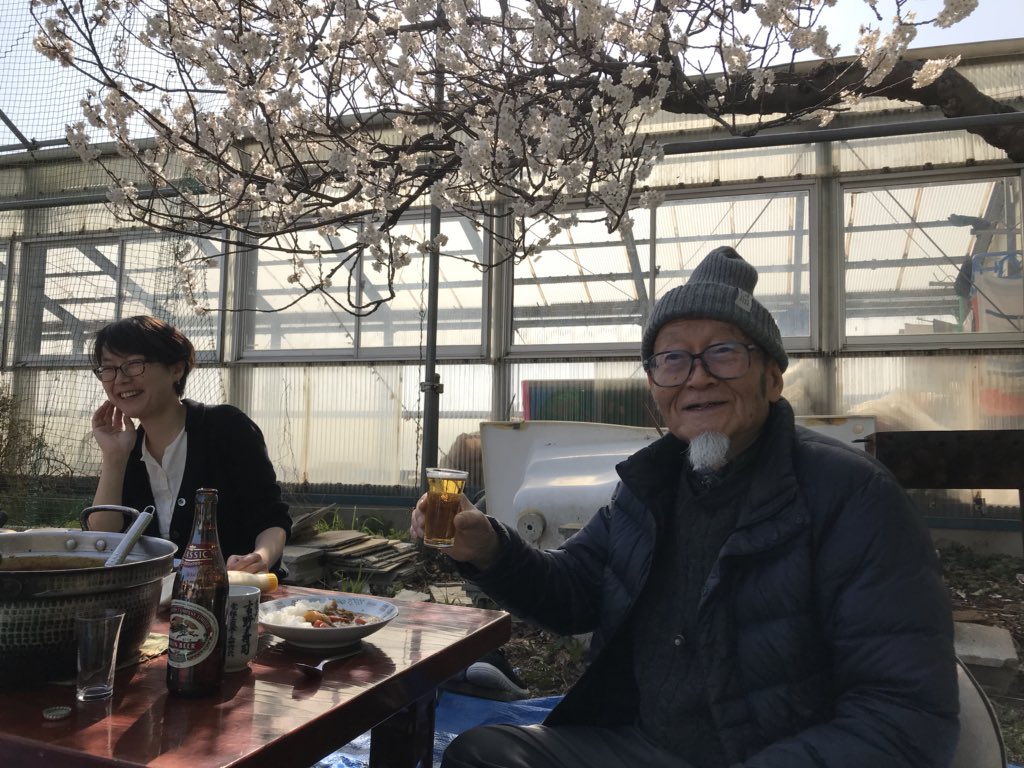 ゆうび小さな学園 今日は天気もよく 園庭のさくらんぼの木も満開だったので 花見しながらのお昼ご飯 メニューはカレー 花粉症勢にはちょっとつらい日和でしたが そんなことお構いなしにうっちーは 花見といったらビール と上機嫌