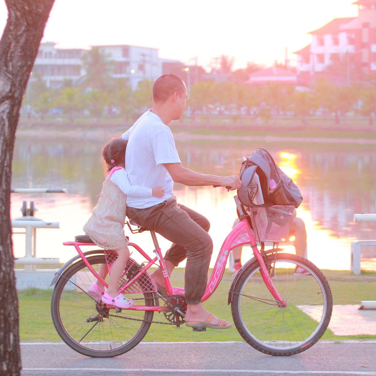 markedshot's tweet image. A daughter's first love - her father ❤️👨🏻Tell your father how much you love them today! ✨
Beautiful photo by Oun.marangkoon (markedshot.com/marangkoon)
#Markedshot #MSfeatures #Snapandberewarded