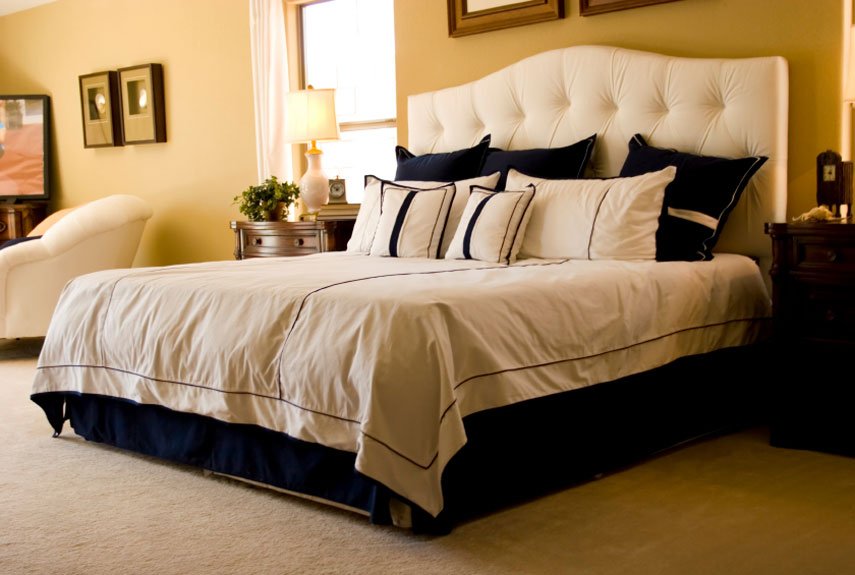 plushmarket's tweet photo. A tufted headboard can add glamour to an otherwise staid space. Go for Hollywood Regency style by dressing up the bed in classic black and white linens and splurge on a luxurious settee. 
#HomeDecor #InteriorDesigning #HomeDecorTip #BedroomDecor https://t.co/HLYOxZZPsq
