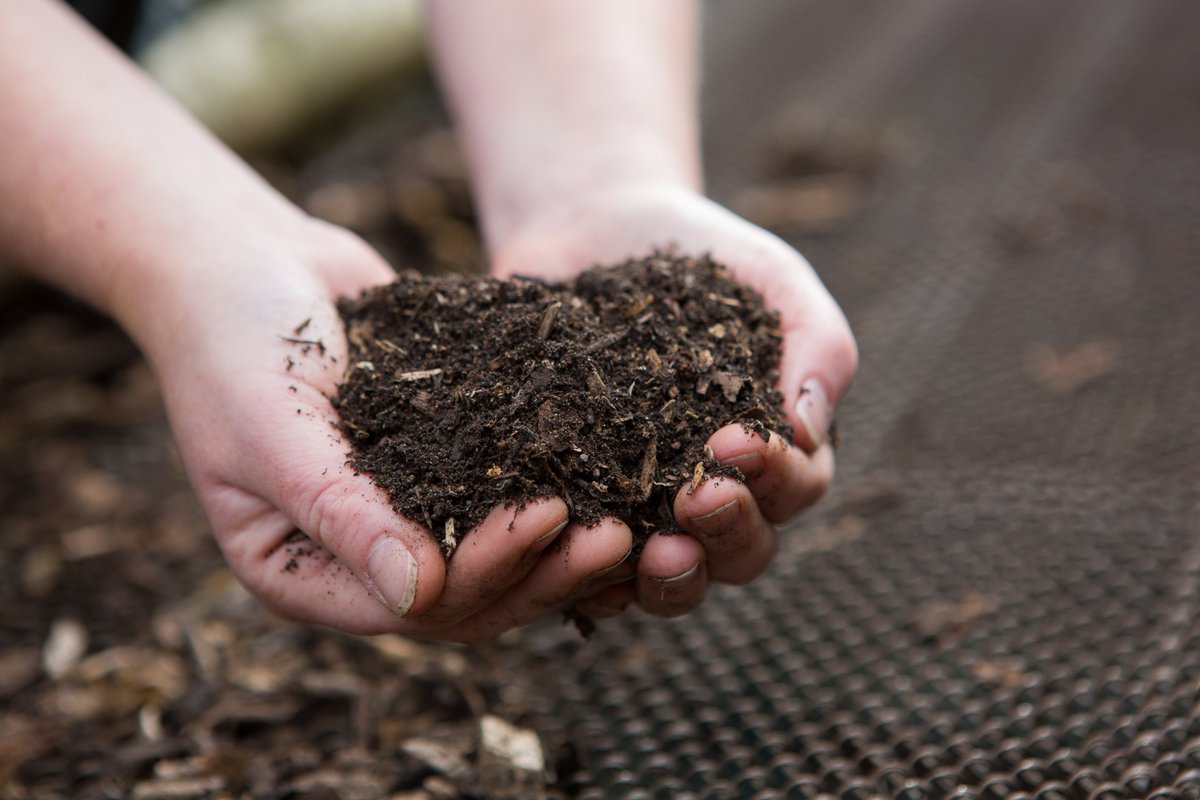 Wist je dat het zaterdag 17 maart nationale compostdag is? Als je zaterdag je afval naar een van de 6 afvalpunten brengt krijg een gratis zak compost mee. Handig voor je tuin, balkon of dakterras! #woensdagweetje #compostdag