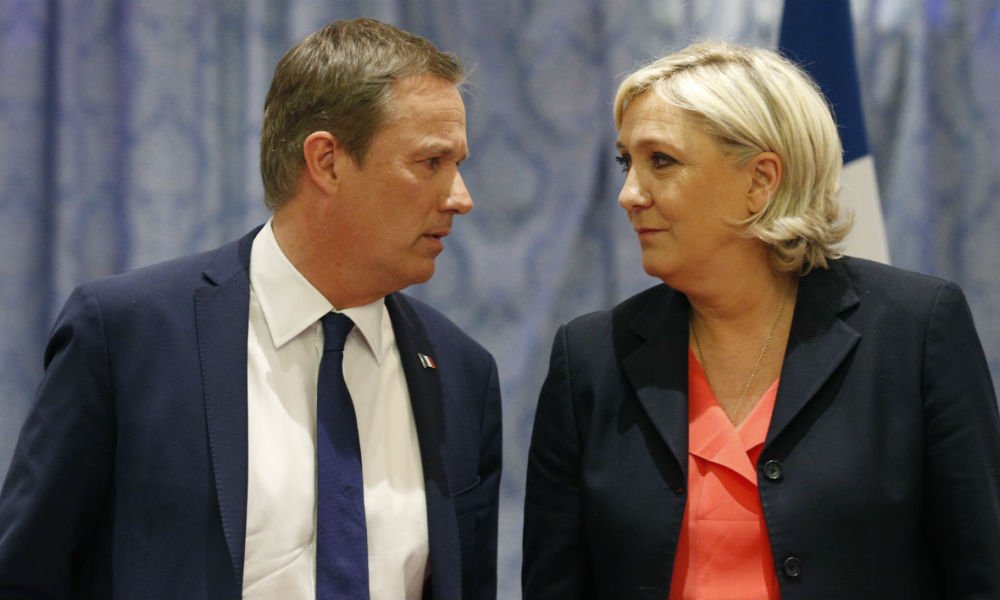 airwone17's tweet photo. "Le premier qui baisse les yeux accueille un migrant"
378 jours plus tard : https://t.co/Ec43juEbKu