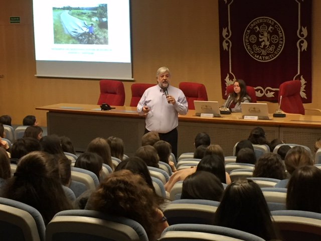 juannunezc's tweet photo. "El reto de la educación hoy es acompañar a los alumnos en el desarrollo de su proyecto vital" "El modelo está agotado" @PepeMe dixit #jornadainnovaccion de @Comillas_FacCHS busquemos personas con las 4C Conscientes, competentes, compasivas y comprometidas #InnovacionEducativa https://t.co/HTKCDEw8er