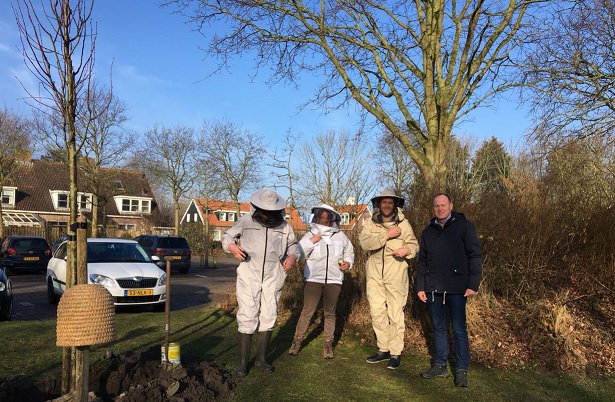Gemeente_Veere's tweet photo. We kregen vanochtend een zomerlinde van de Walcherse bijenvereniging vanwege hun 100-jarig bestaan. Wethouder @Chris__Maas plantte de boom bij De Golfslag in #Domburg. https://t.co/OJ46PDCCcR