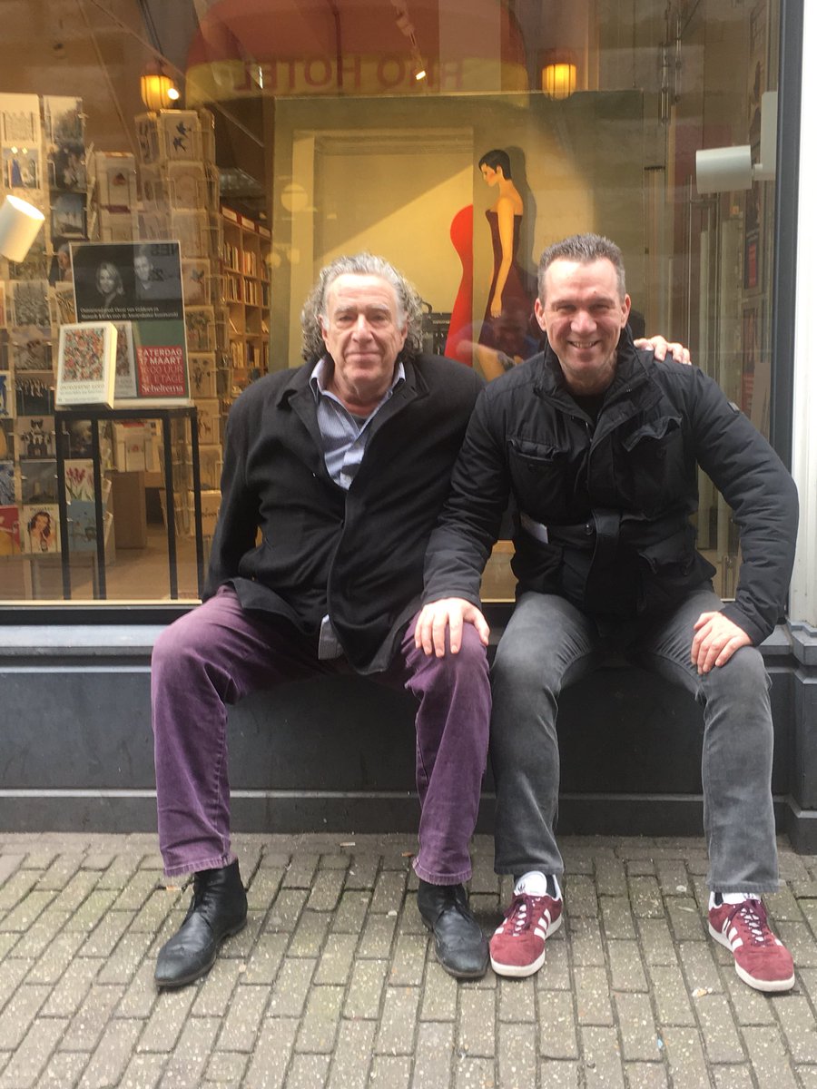 OscarvanG's tweet photo. Solid Gold. Even met ontroerend goede vriend Dikkie Polak schilderij van zijn hand afgeleverd bij @ScheltemaBoek. Daar geven we een “Stoomcursus kunst kopen” op zaterdag 17 maart om 16.00 uur (4e verdieping) plus talkshow met vier van onze favoriete kunstmensen (zie flyer). https://t.co/d5UmrgSLlw