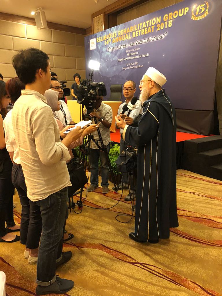sufismo's tweet photo. May Allah preserve the noble Shaykh Muhammad al Yaqoubi and his tireless efforts.
The Shaykh is in Singapore being interviewed on 'Refuting Radical and Extremist Ideology'.
#RefutingIsis https://t.co/1DDSz5VYve