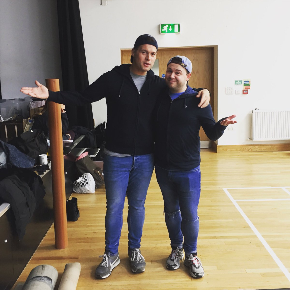 tombrewisscott's tweet photo. On Wednesdays we like to twin! @Richardmeek @ModernMillieUK #ModernMillieUK #Rehearsals #UKTour #BaDoDeOh https://t.co/9IGUNGAfvx