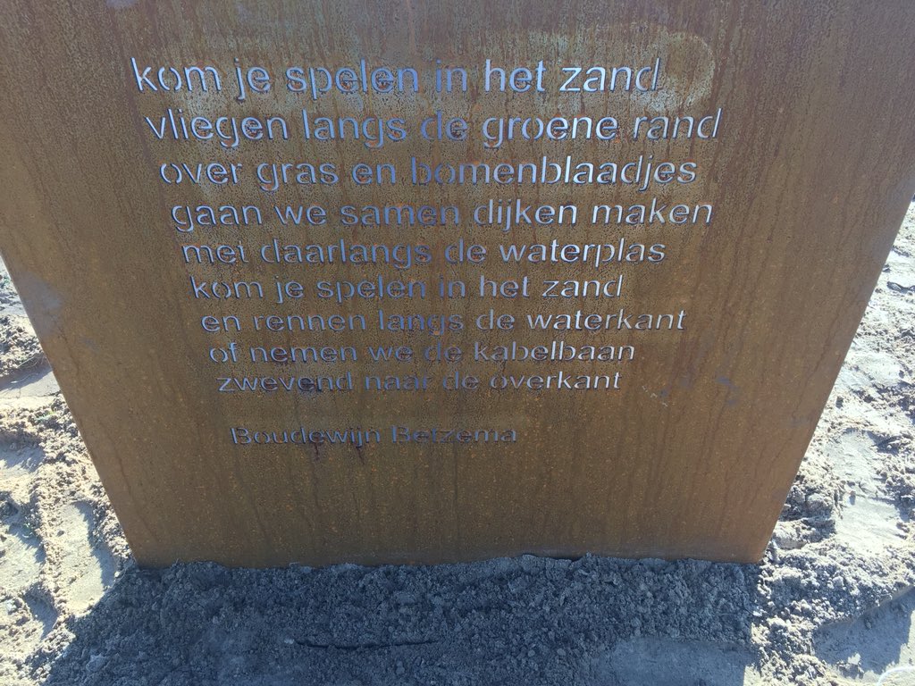 Met kinderen, wethouder <a href="/DianneSpan/">Dianne Span</a> en directeur NMO <a href="/MatthijsNijboer/">Matthijs Nijboer</a> bomen geplant voor de boomfeestdag. Dichter @BBetzema maakte een prachtig gedicht dat onthuld werd door kinderen.